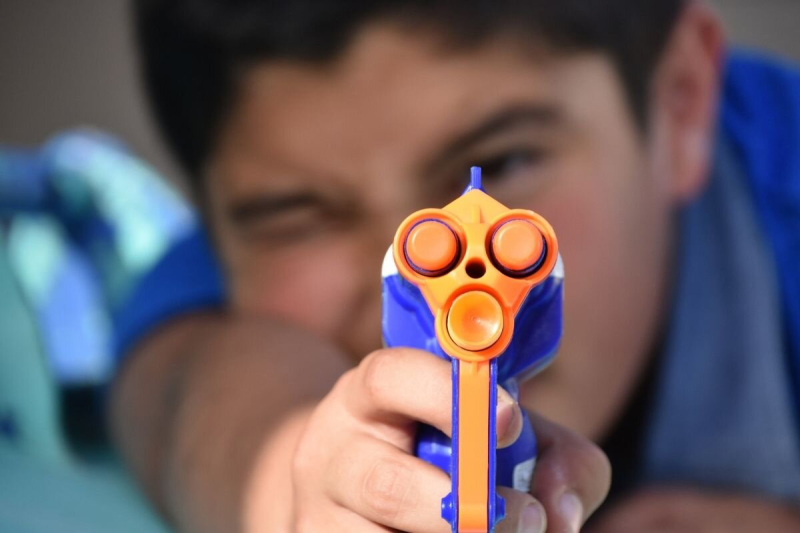 Os perigos das armas de brinquedo para os olhos.